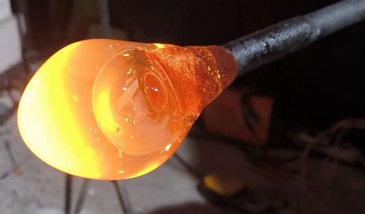 Üfleme Cam Vazolar: El Yapımı Camın Ev Dekorasyonundaki Yeri