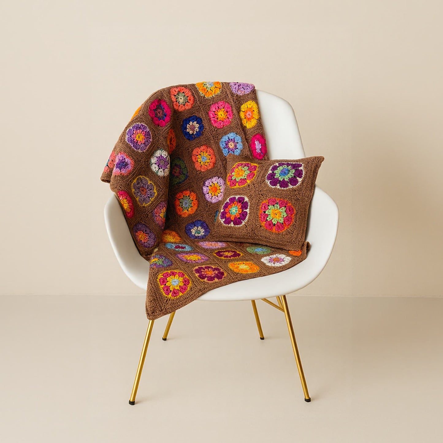 Çiçek Motifli Kahverengi Kırlent Seti